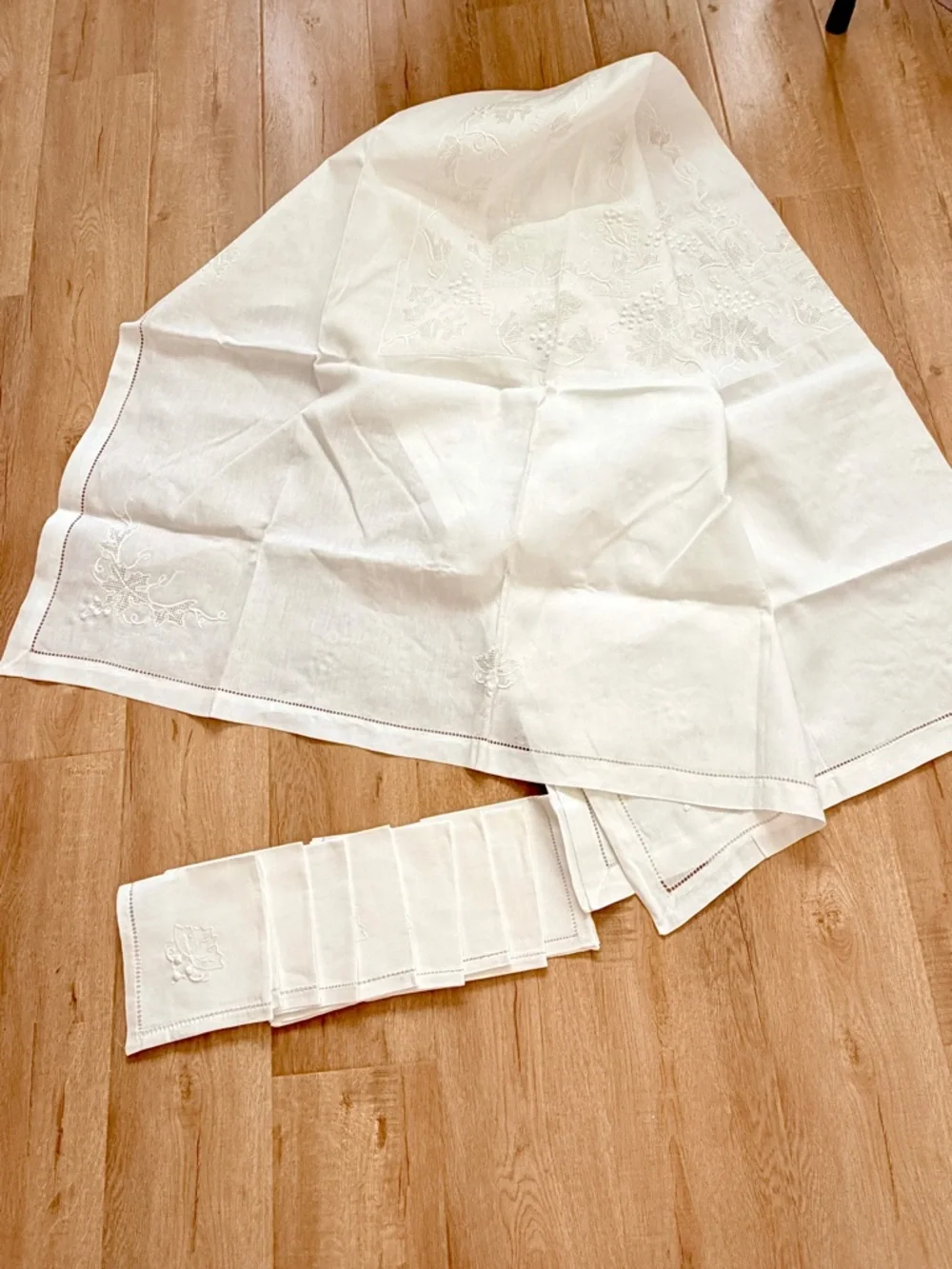 White Linen‎ Embroidered Grape Tablecloth & 8 Napkins Set 96” X 52.5”Vintage